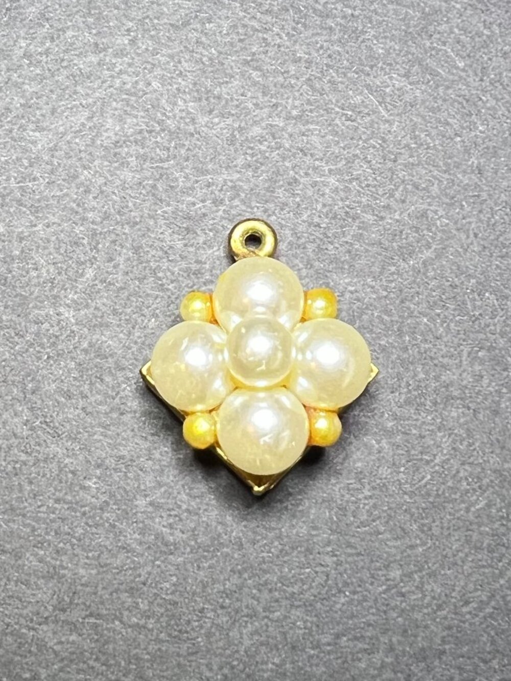 Vintage Rare 1980s Wendy Gell Gold Tone Faux Pearl Cluster Necklace Pendant 1"